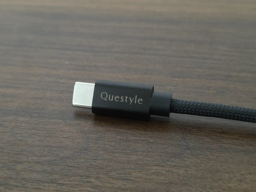 USBケーブルに印字されているQuestyleロゴ