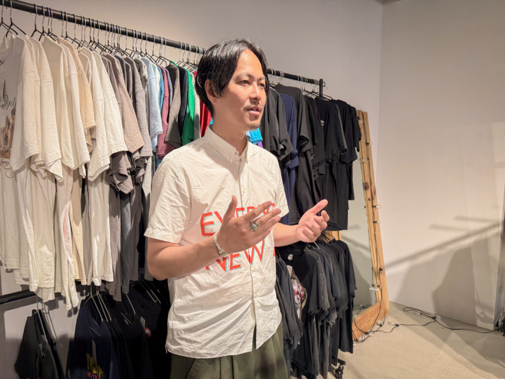 「出品者の皆さん、購入者の皆さんと一緒に服を生かし、 地球を大切にできる何かを起こしたい。」と思いを表す福屋 剛氏