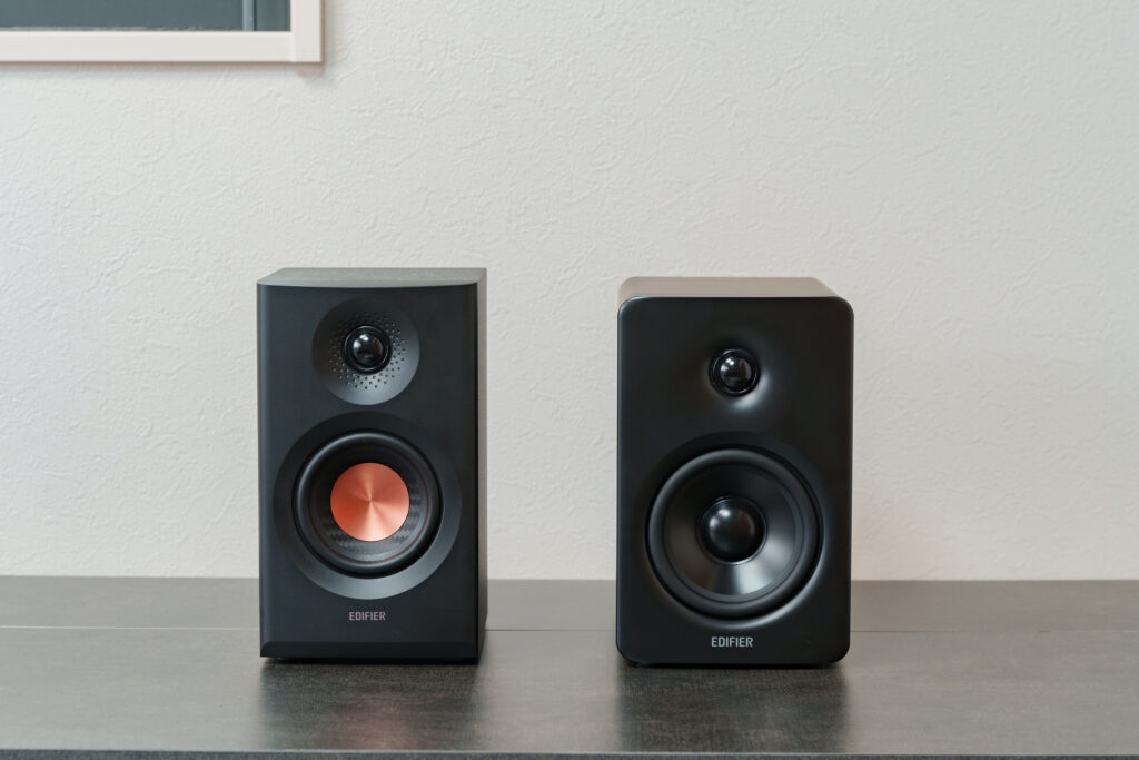 画像左がEDIFIER MR3、右がEDIFIER M90。高さはむしろMR3の方が高い