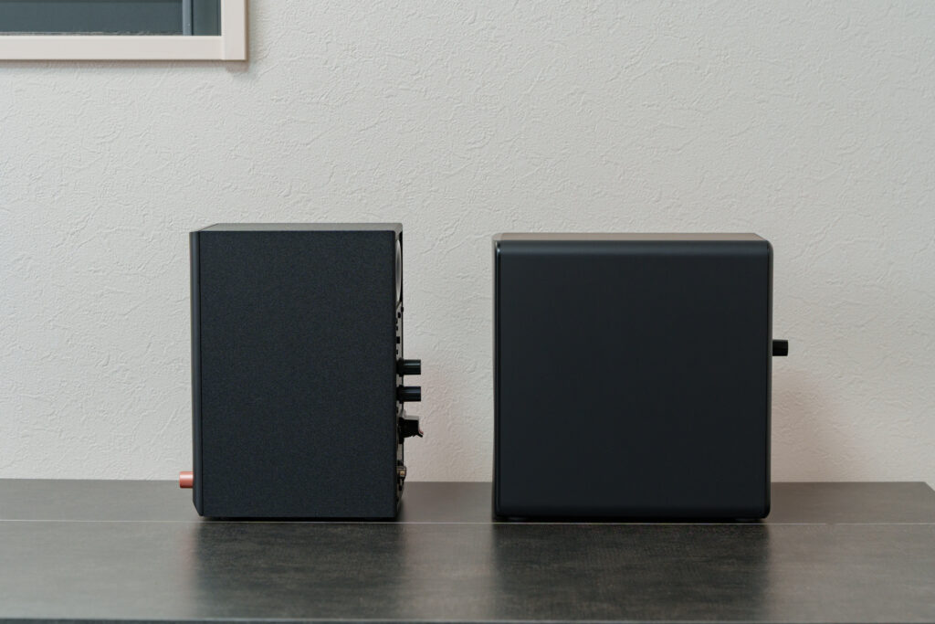 左がEDIFIER MR3、右がEDIFIER M90。横から見た際には差がわかりやすい。