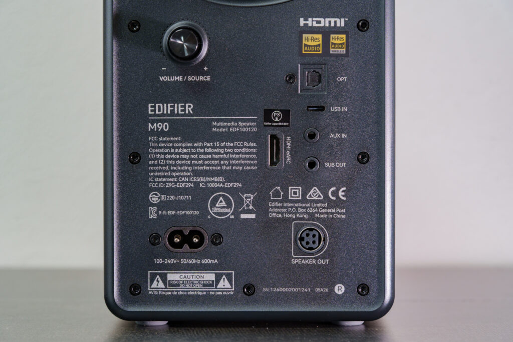 EDIFIER M90背面の接続端子部分