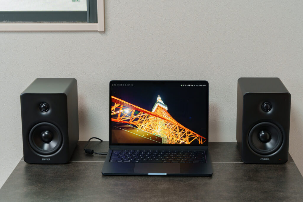 EDIFIER M90ノートPCと並べた様子