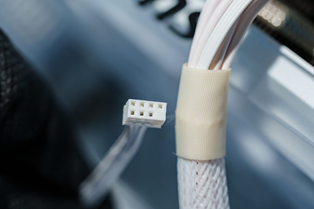 JAF headerと呼ばれる少々特殊なコネクタ形状。