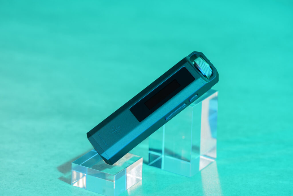 サイズ感としては“香水瓶”と呼ばれたWalkmanやUSBメモリーくらい。非常にコンパクトで軽い。