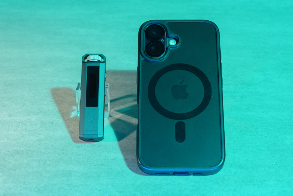 スマートフォン（iPhone 16）と比べた際のサイズ感