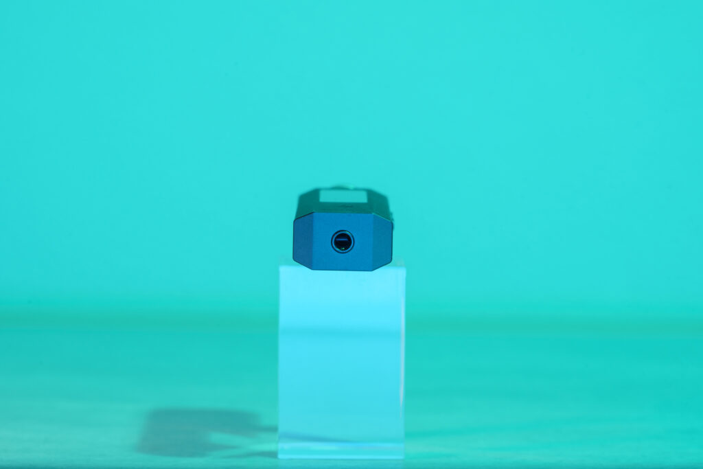 底面には3.5mmのジャック。