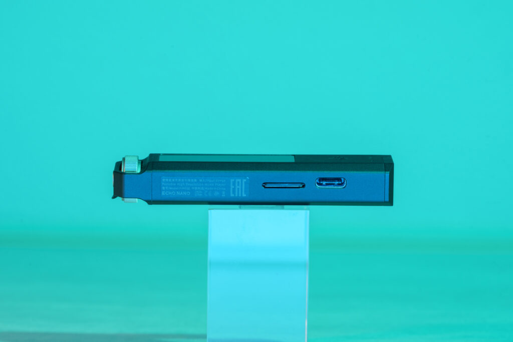 左側面にはmicroSDのカードスロットとUSB Type-C。詳細は後述するが、充電の他にPCやスマートフォンとも接続が可能。