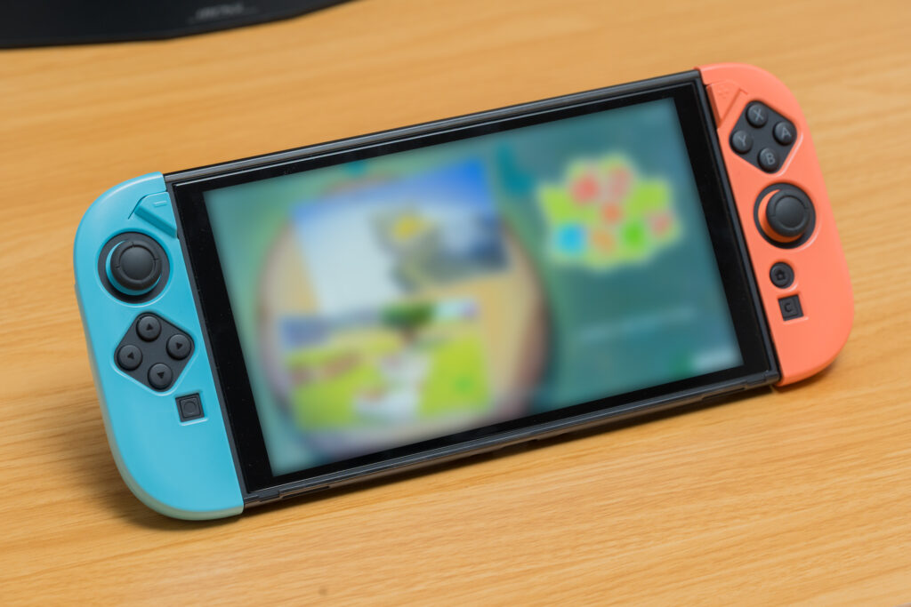 Switch 2に装着した状態。装着したままキックスタンドを使うことも可能で、問題なく自立する。
