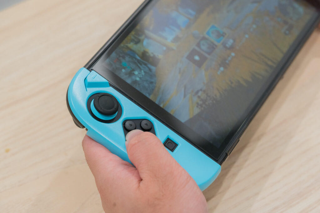 元々凸面だったボタンがケースの厚みに合わせたフラットになっている。プレイするゲームタイトルによっては気になる方もいそうだ。