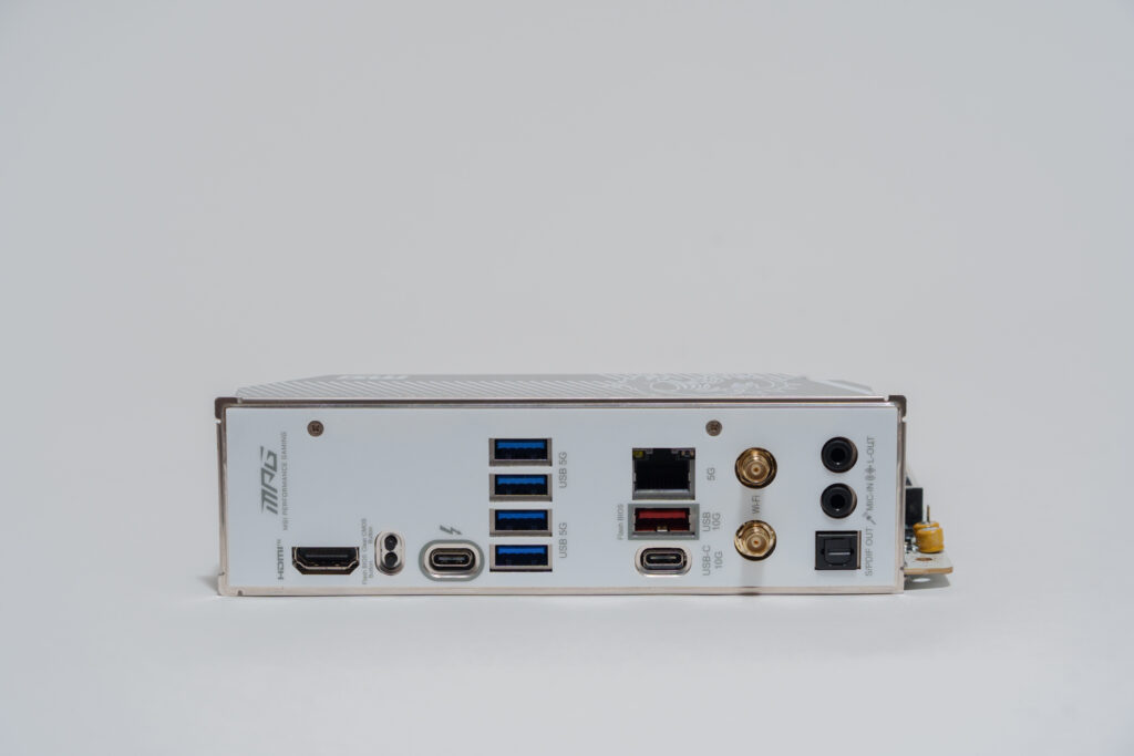 5Gbps対応のLANポートに加え、Wi-Fi 7にも対応。Thuderbolt 4や10Gbps 対応のUSB Type-CやUSB Type-Aも用意されている。