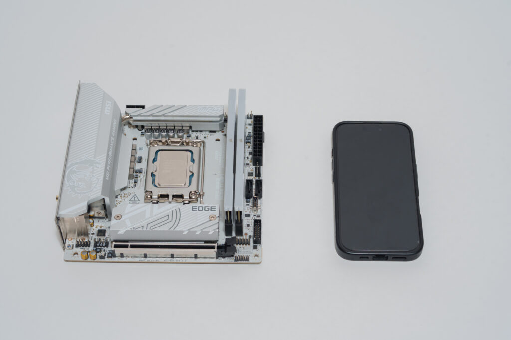 CPU、メモリ、SSDを組み込んだ状態。