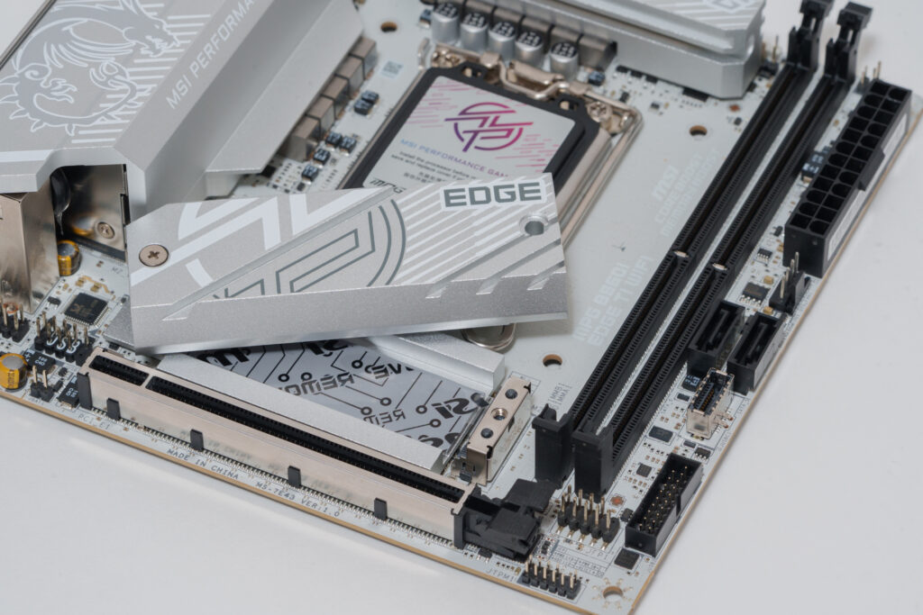 大柄のヒートシンクに覆われたPCIe 5.0対応M.2スロット。