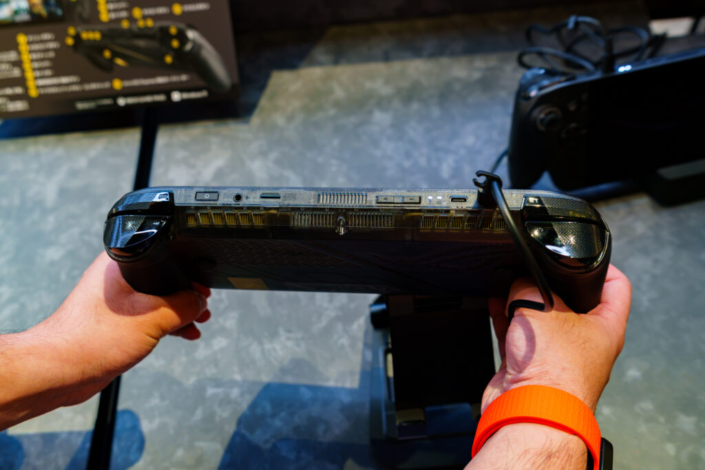 ROG XBOX Ally X20を持ったところ